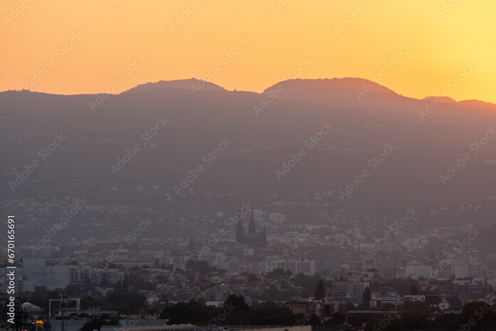 La cathédrale de Clermont-Ferrand au coucher de soleil