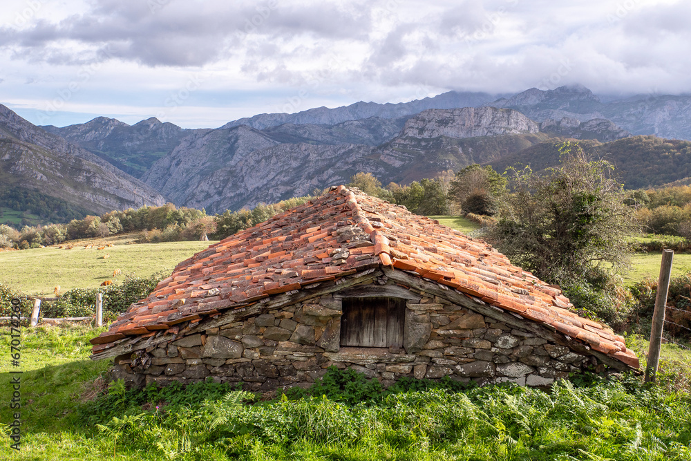 Antigua cabaña de pastores en el Parque Natural de Ponga, Asturias, España