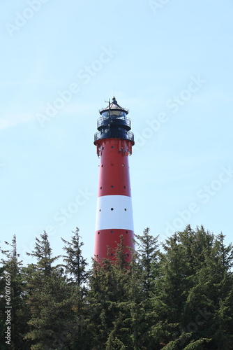 Blick auf den rot-weißen Leuchtturm in Hörnum auf der Insel Sylt