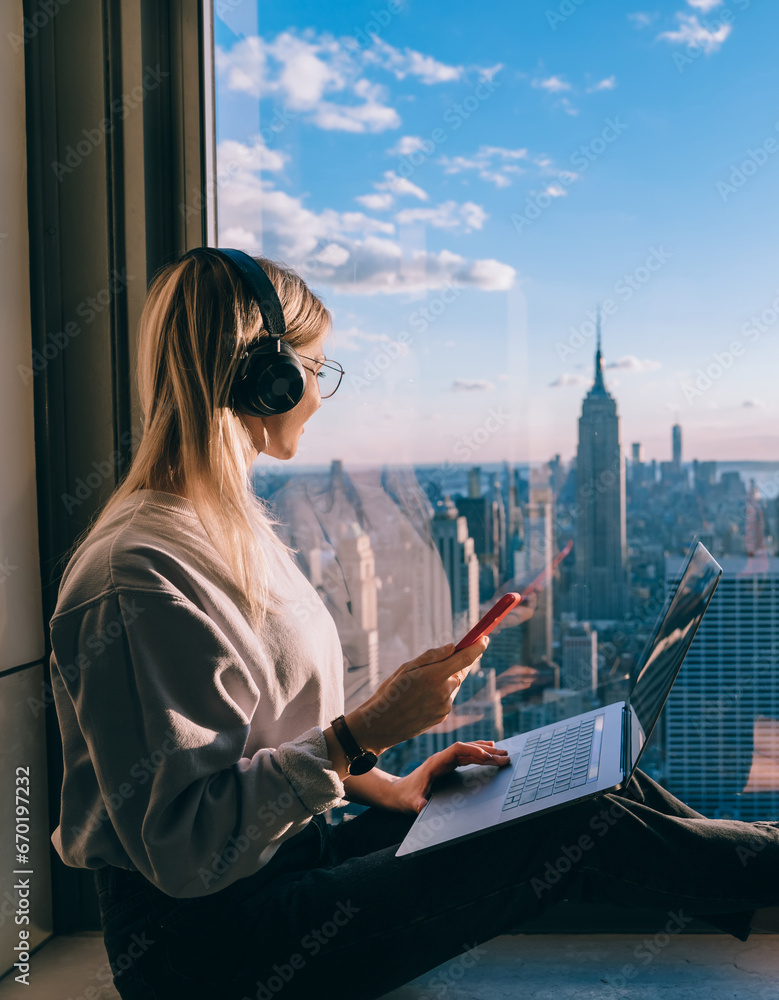 © BullRun - Hipster girl traveler enjoying panoramic view of New York downtown and studying with audio book © BullRun - Hipster girl traveler enjoying panoramic view of New York downtown and studying with audio book