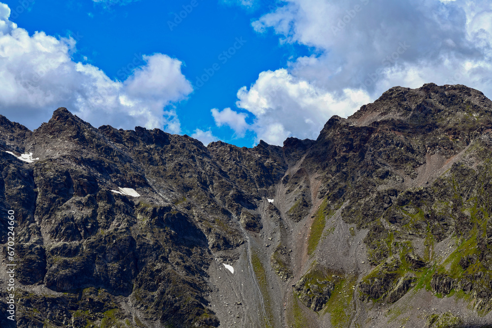 Fototapeta premium Das Lareintal mit dem Larainkamm in Tirol (Österreich)