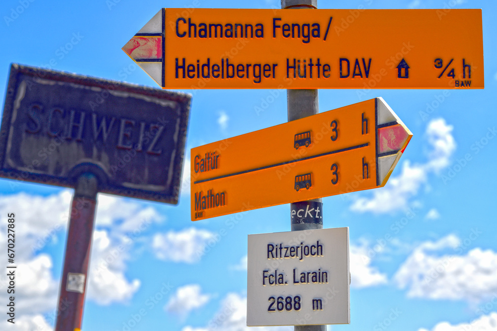 Fototapeta premium Wegweiser am Ritzenjoch/Fuorcla Larein in Tirol/Graubünden 