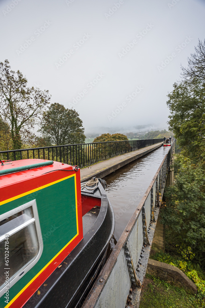 Naklejka premium Narrow boat travels along the Pontcysyllte Aqueduct