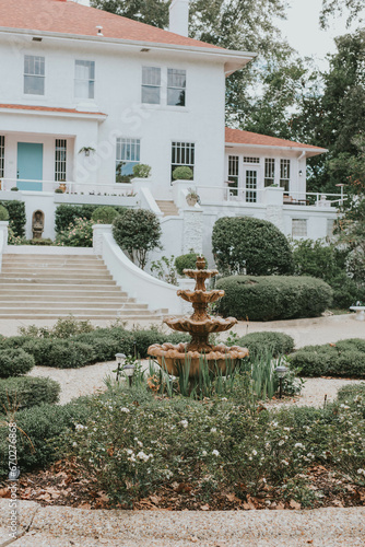 Принти на полотні White Antebellum Home and garden