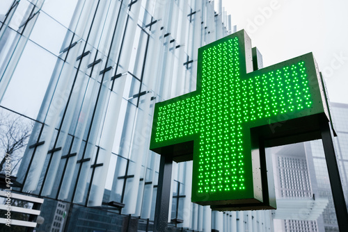 Une croix verte symbole d'une pharmacie photo
