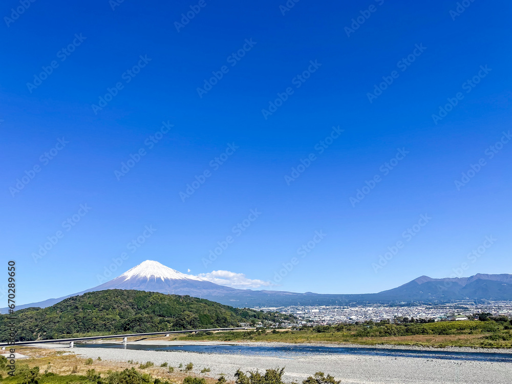 静岡県富士市富士川と冠雪した富士山