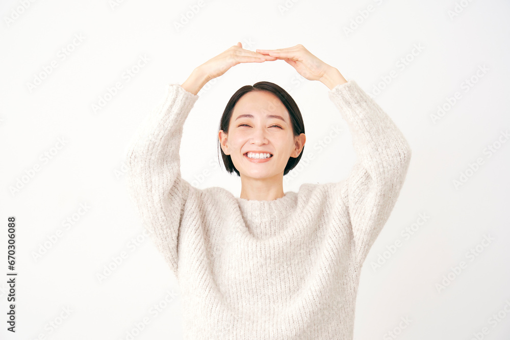 腕で丸印のジェスチャーをする中年女性 白背景 腕で丸印のジェスチャーをする中年女性 白背景