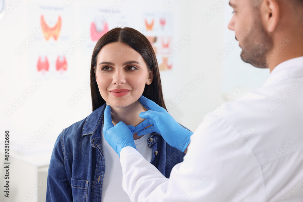 Obraz premium Endocrinologist examining thyroid gland of patient at hospital