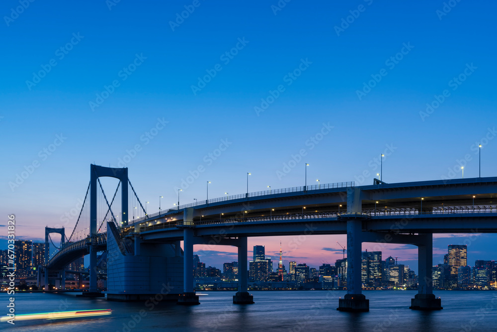 Obraz premium マジックアワーのレインボーブリッジと東京都心の都市風景