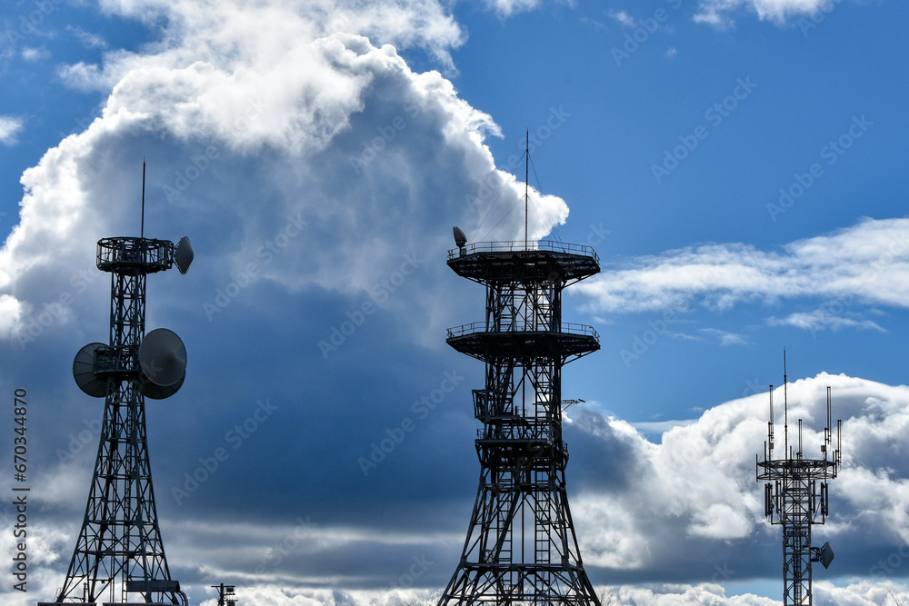 青空にそびえる電波塔 StockFoto Adobe Stock