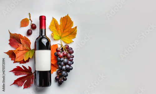 白い背景の赤ワインボトルと紅葉とぶどうの果実.generative AI
