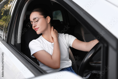 Young woman suffering from neck pain in her car © New Africa