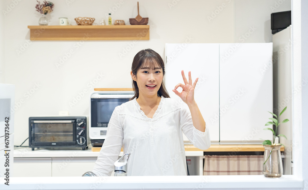 OKマークを出す女性