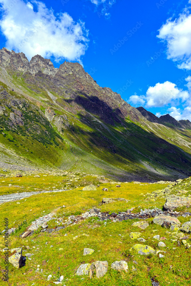 Fototapeta premium Das Lareintal mit dem Larainkamm in Tirol (Österreich)