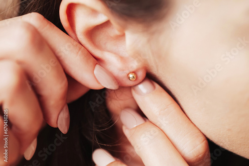 Obraz na plátně Golden earrings background