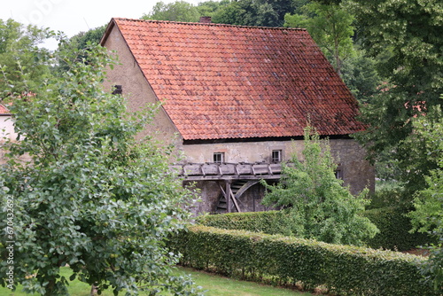 Blick auf die Historische Mühle auf dem Klostergelände von Kloster Dalheim im Paderborner Land 