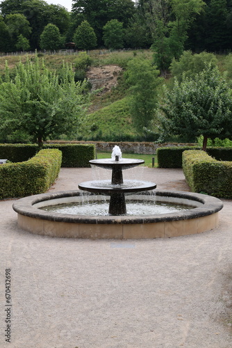 Historischer Brunnen im Klostergarten von Kloster Dalheim im Paderborner Land