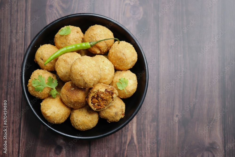 Dry Kachori is a deep fried crispy and crunchy balls of maida flour, stuffed with spicy mix of gram flour, sev, Lentils, Tamarind chutney and other Indian spices. A popular tea time snack. Copy Space Dry Kachori is a deep fried crispy and crunchy balls of maida flour, stuffed with spicy mix of gram flour, sev, Lentils, Tamarind chutney and other Indian spices. A popular tea time snack. Copy Space