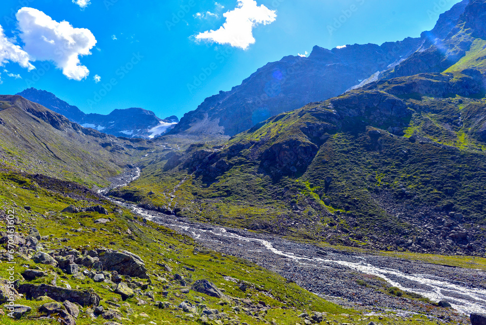 Fototapeta premium Das Lareintal mit dem Larainkamm in Tirol (Österreich)