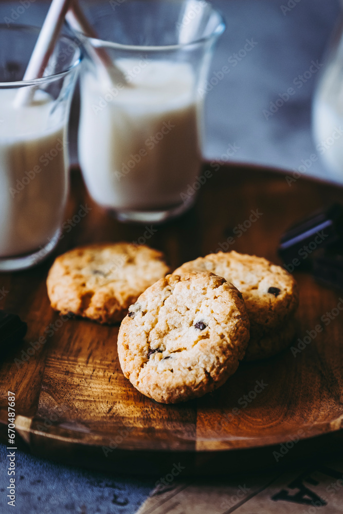 Biscuits cookies aux pépites de chocolat fait maison avec un verre de lait Biscuits cookies aux pépites de chocolat fait maison avec un verre de lait