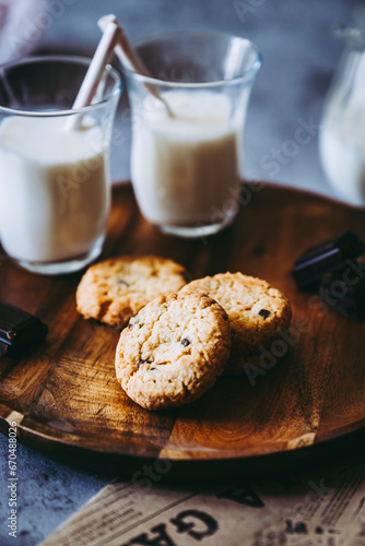 Biscuits cookies aux pépites de chocolat fait maison avec un verre de lait