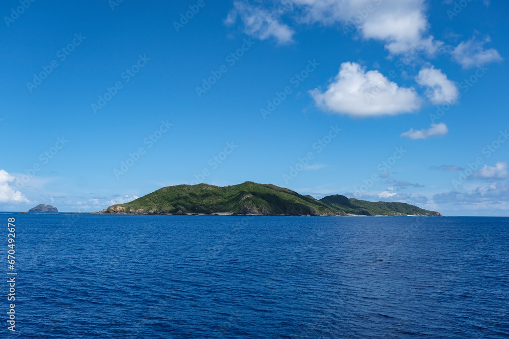 海上を進む船から見える前島