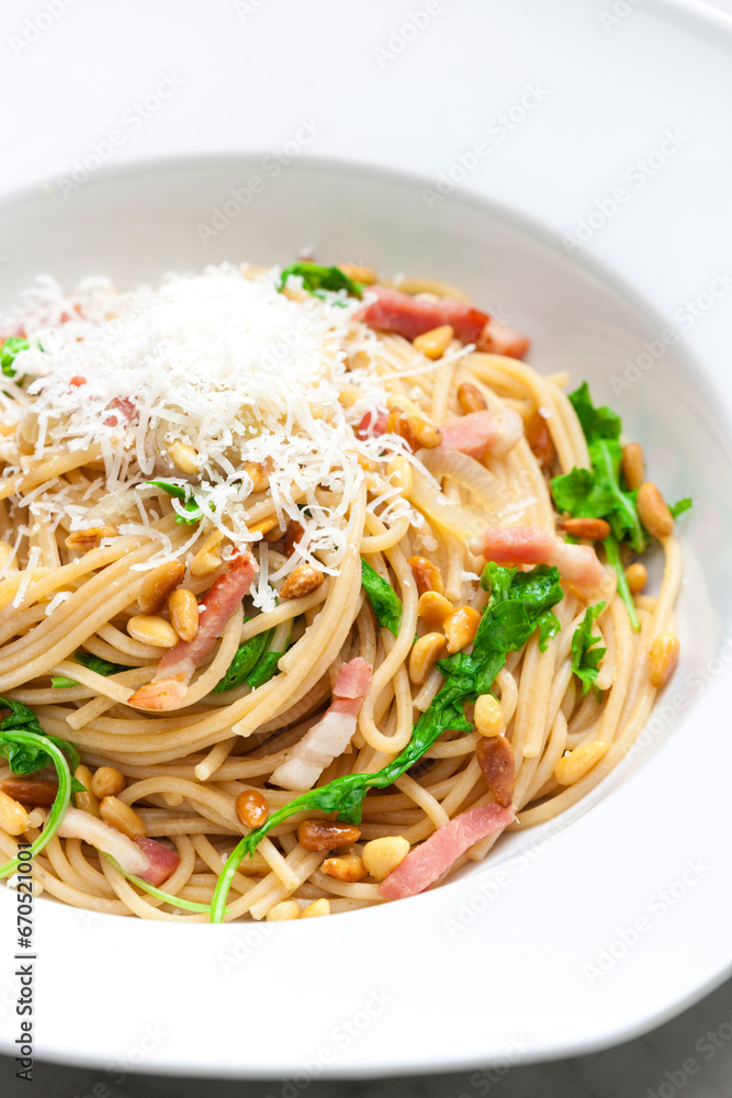 spaghetti with spinach, bacon and kernels