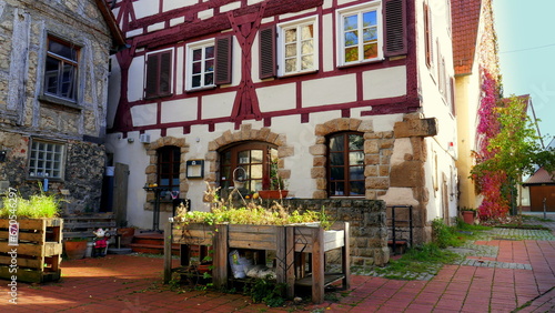 idyllischer Altstadtplatz in Rottenburg mit schönem Fachwerkhaus und Sitzplätzen  © globetrotter1