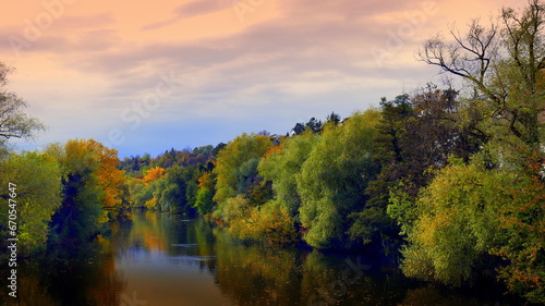 idyllischer, natürlicher Neckar bei Rottenburg im rosa Abendlicht im Herbst mit grünen Bäumen