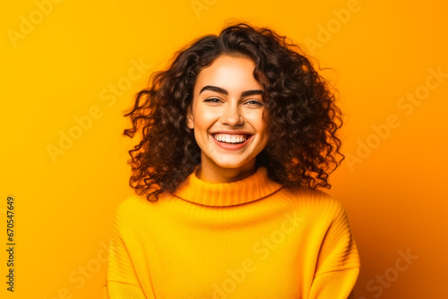 Jeune femme souriante avec des cheveux bouclés photo