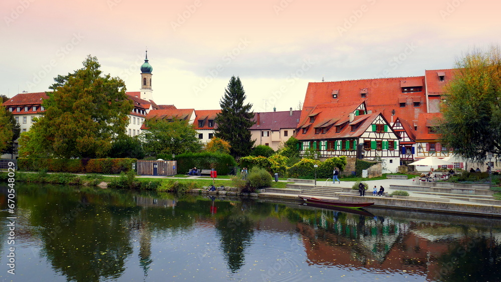 Stadtansicht von Rottenburg mit Fluss Neckar und schönem Gebäude beim Abendlicht