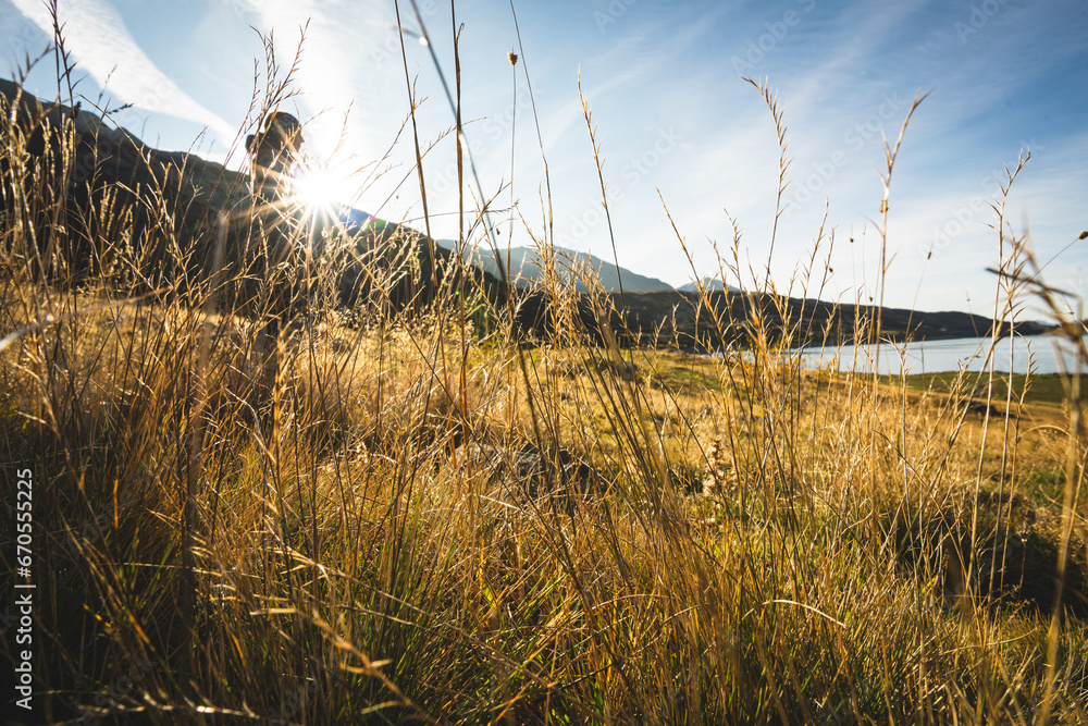 Obraz premium Bergsteiger mit Kaffee schaut in die aufgehende Sonne