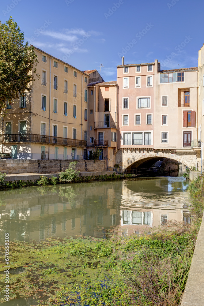 Le Pont des Marchands sur le canal de la Robine à Narbonne dans le département de l'Aude en région Occitanie - France