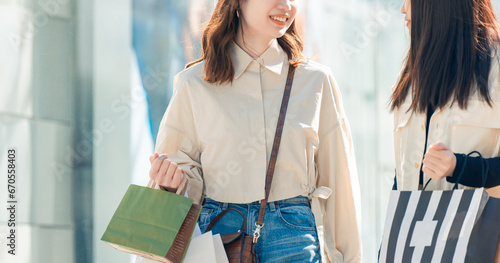 Tapety artystyczne ショッピングを楽しむ友達同士の日本人女性たち