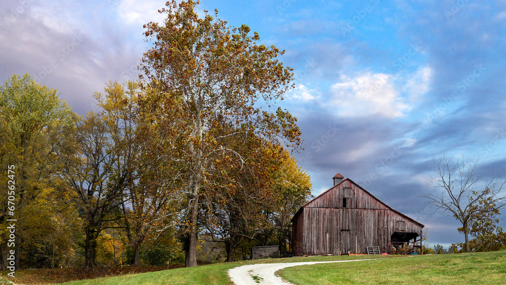 Fototapeta premium Autumn landscape with an old weathered barn