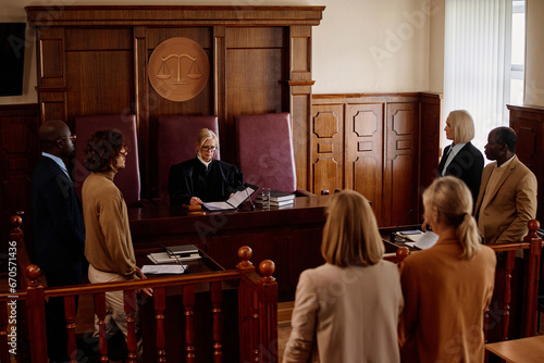 Canvas Print Group of witnesses, attorneys, lawyers, prosecutor and suspect standing in front