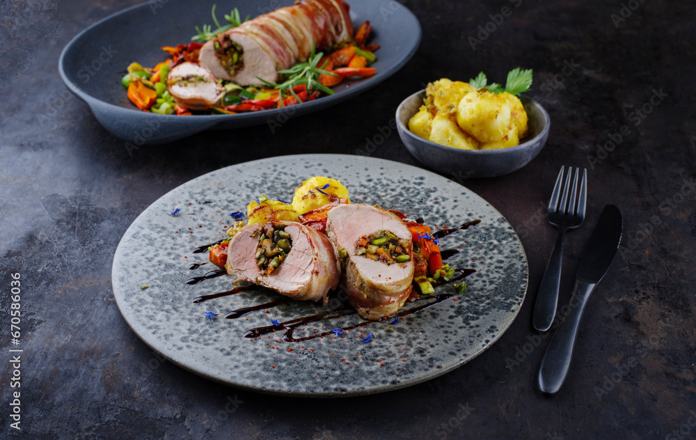 Gebratenes Mangalica Schweinefilet gefüllt mit gehackten Wallnüssen und ...