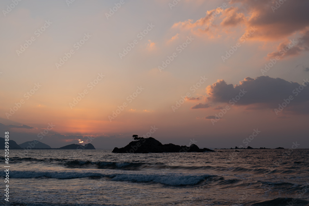 糸島半島から眺めた海に沈む夕日