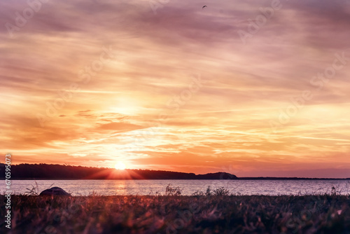 sch  ner Sonnenuntergang mit gelb rotem himmel im abendrot am strand vom meer