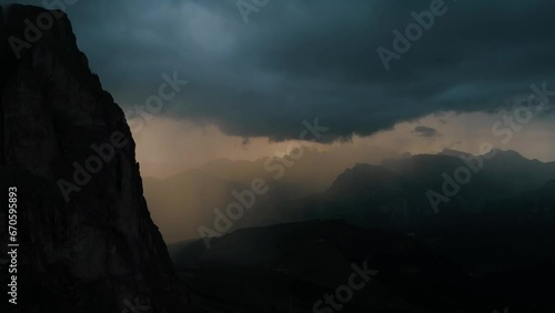 pioggia e nuvole spettrali sulle montagne delle dolomiti photo