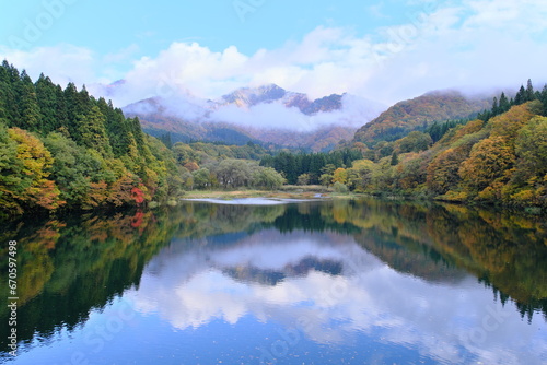 秋の大源太キャニオン、秋の大源太湖　Daigenta Canyon in autumn © Mono Moon Records