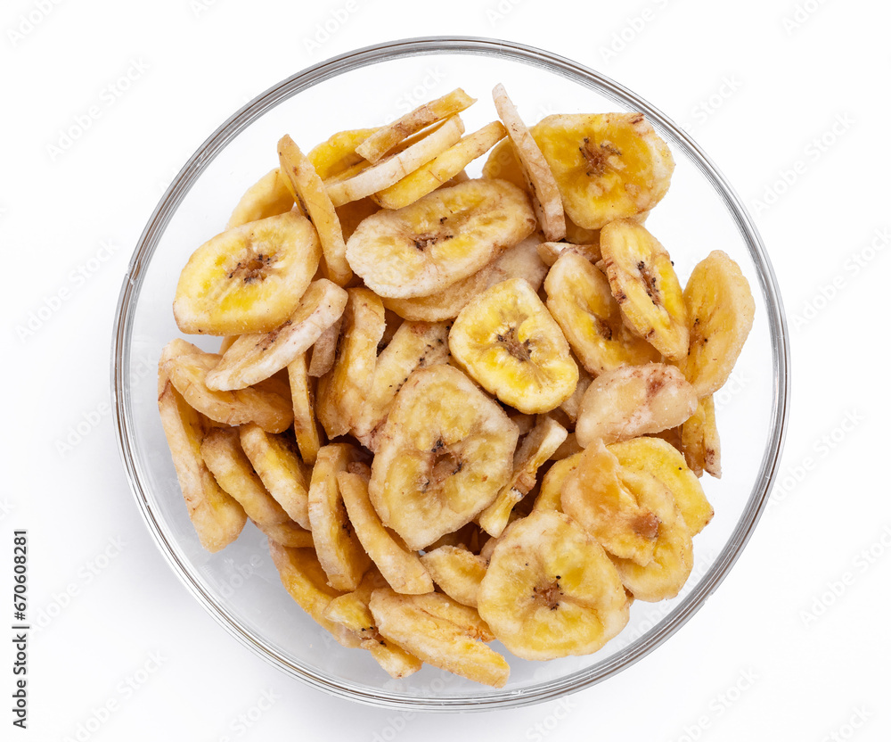 Bananenchips in einer Glasschale Bananenchips in einer Glasschale