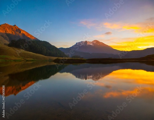 エモーショナルな夕焼けが映る湖 © ICHI-DESIGN