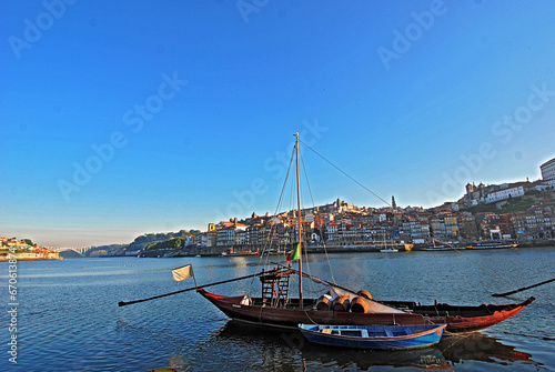 Barcos no Rio Douro na cidade do Porto. Portugal.
