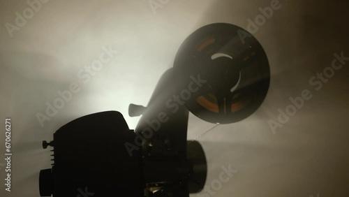 accensione e dettaglio di proiettore vintage in pellicola super 8mm photo