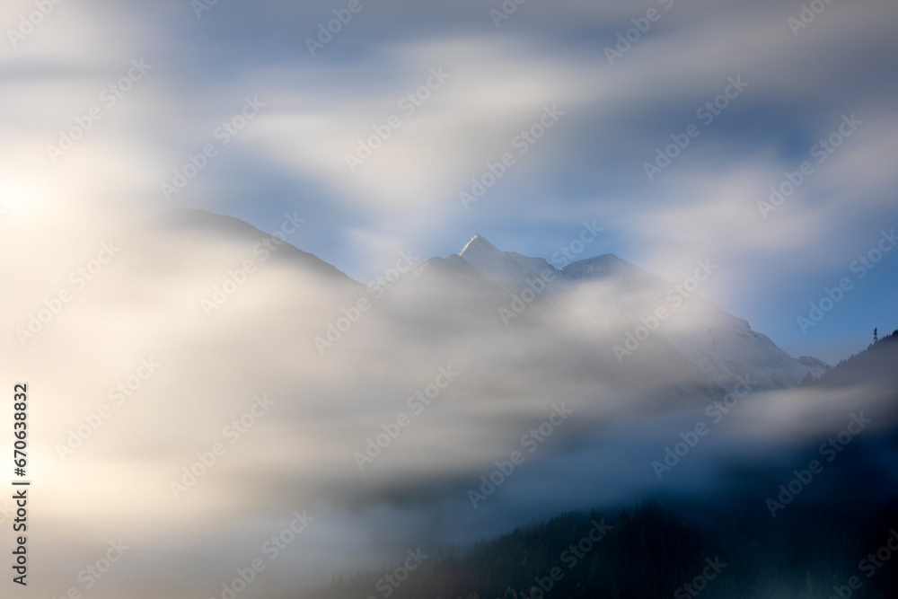 Gipfel des Gamskrägen bei Niedernsill, Österreich, im Morgennebel