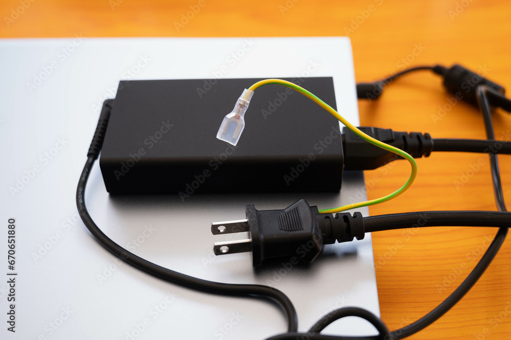 ノートパソコンと電源コード ノートパソコンと電源コード