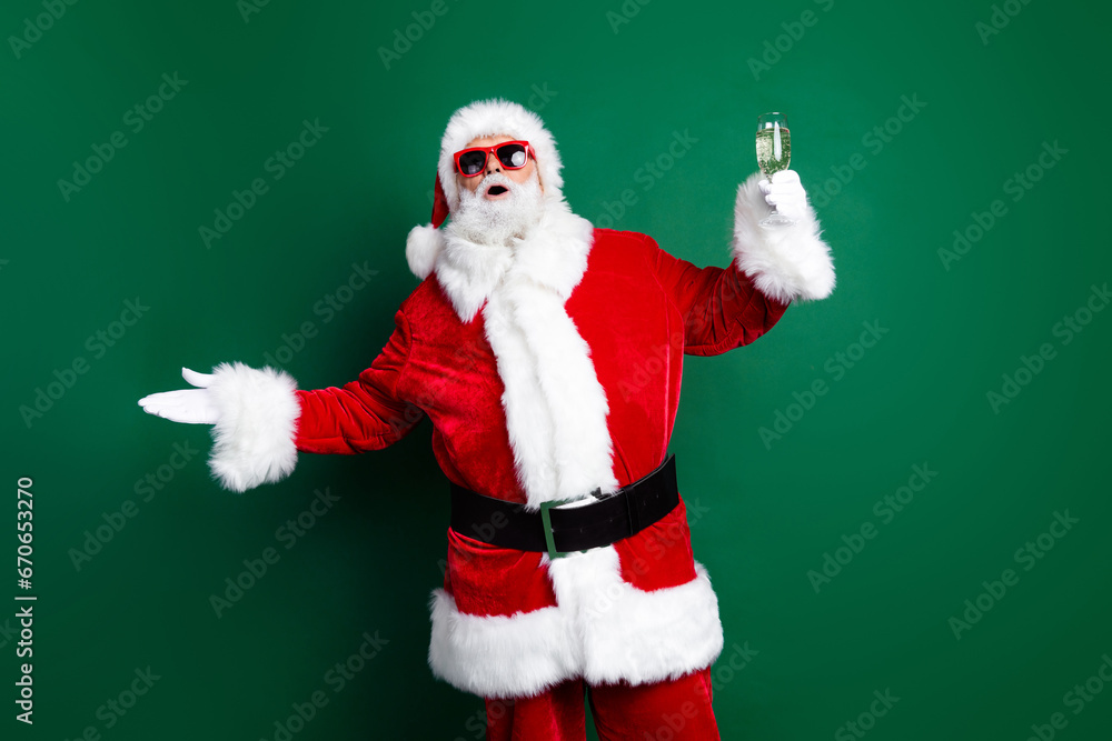 Photo of excited good mood santa dressed red costume telling new year toasts rising wine glass isolated green color background Photo of excited good mood santa dressed red costume telling new year toasts rising wine glass isolated green color background