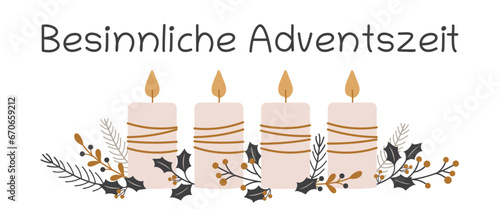 Besinnliche Adventszeit - Schriftzug in deutscher Sprache. Grußkarte mit brennenden Kerzen und winterlichen Zweigen.