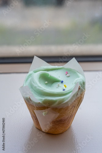 Obraz na płótnie Closeup fancy cupcake, green frosting over vanilla cupcake w salonie